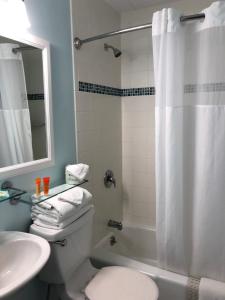 y baño con ducha, aseo y lavamanos. en Biscayne Family Resort en Wildwood Crest