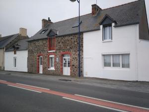 a row of white houses on the side of a street at Les Greniers De Blanche in Le Vivier-sur-Mer