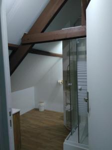 ル・ヴィヴィエ・シュル・メールにあるLes Greniers De Blancheの屋根裏のバスルーム(ガラス張りのシャワー付)