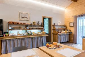 uma cozinha com mesa e um balcão com comida em Fasthotel Thones em Thônes