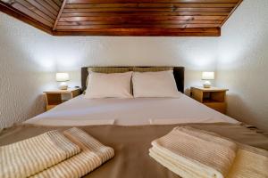 sypialnia z łóżkiem z dwoma ręcznikami w obiekcie Apartmani Stefanovic w mieście Herceg Novi