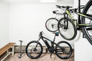 two bikes hanging on a wall next to a bench at Appartamenti Hetty in Santa Cristina Gherdëina