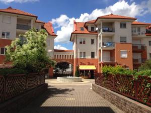 szereg budynków apartamentowych na dziedzińcu w obiekcie Tommy Apartman w Hajduszoboszlo