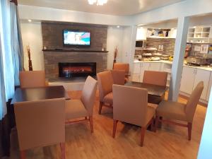 a living room filled with furniture and a tv at Bayside Inn & Waterfront Suites in Kingston