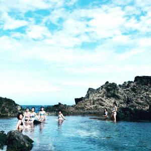 un grupo de personas nadando en el agua en Shiacare Hostel, en Isla Verde