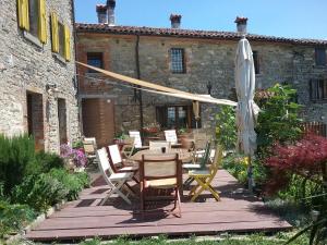 a patio with a table and chairs and an umbrella at B&B Monte Splendore in Pietralunga