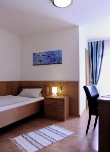 Tempat tidur dalam kamar di Hotel Restaurant zum Schlossberg