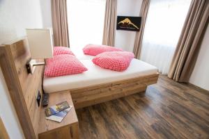 a room with a bench with pillows on it at Piz Ot in Samnaun
