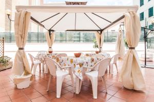 una sala da pranzo con tavolo e sedie di Casa di Nora a Formia
