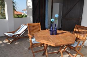 une table en bois avec deux chaises et deux vases dessus dans l'établissement Il Palombaro, à Tropea