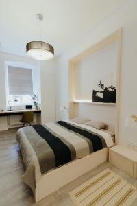 een slaapkamer met een groot bed en een bureau bij Apartment on Lesi Ukrainky in Lviv