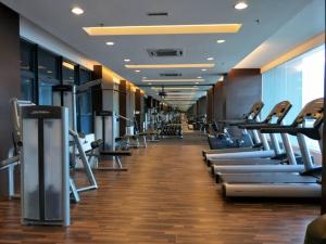 een fitnessruimte met een rij loopbanden bij Atlantis Residence B19 5-6 pax l 5 mins Jonker St by Lullaby Retreats in Melaka