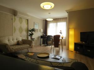 a living room with a couch and a table at Tempo Residence Comfort Izmir in Izmir