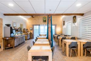 Restaurace v ubytování Fasthotel Thones + 21 fotografií
