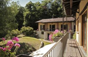 a house with a fence and flowers on the porch at Agriturismo Biomatto in Arona