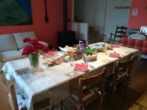 MacraにあるLa Bunetaの食べ物と花のテーブル