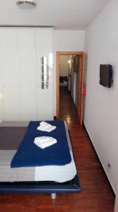 - une chambre avec un lit et des serviettes dans l'établissement Casa Alba, à Monterosso al Mare