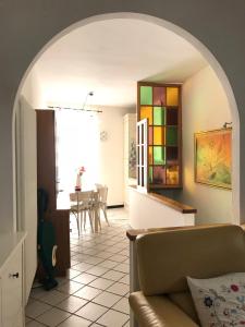 - un salon avec un canapé et une table dans l'établissement Casa Alba, à Monterosso al Mare