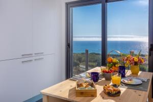 uma cozinha com uma mesa e vista para o oceano em You and the sea na Ericeira