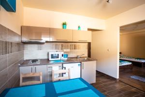 A kitchen or kitchenette at Türkiz Apartman