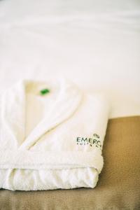 Un pat sau paturi într-o cameră la Emerald Suite Hotel