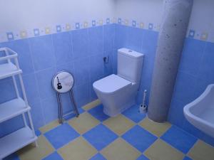 La salle de bains bleue est pourvue de toilettes et d'un lavabo. dans l'établissement Apartamentos Playas de Noja, à Noja