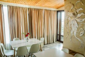 a dining room with a white table and chairs at Villa Lata in Misakʼtsʼieli