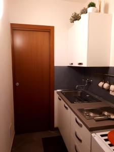 アレッツォにあるLe Ortensieの茶色のドアとコンロ付きのキッチン