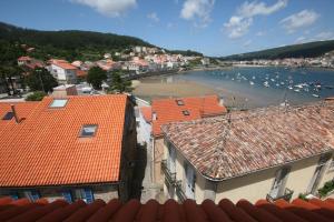 una vista di un porto con barche in acqua di Casa taller de Benito a Corcubión