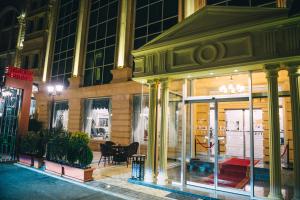 sklep przed budynkiem w nocy w obiekcie Emerald Suite Hotel w mieście Baku