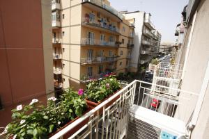 balkon budynku z kwiatami w obiekcie Casa Sofia w Katanii