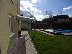 a backyard of a house with a swimming pool at Ferienwohnung Latscha in Kappel-Grafenhausen
