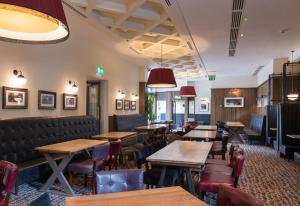 The Old Borough Hotel - Wetherspoon的休息区
