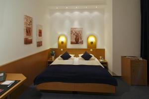Postel nebo postele na pokoji v ubytování Hotel West an der Bockenheimer Warte