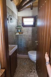 ein Bad mit einem WC und einem Waschbecken in der Unterkunft Tasos House in Kalambaka