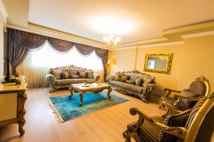 Posezení v ubytování REAL KiNG SUiTE HOTEL