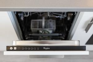 un forno a microonde con porta aperta in cucina di Neda House a Vodice