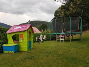 Children's play area sa Ubytování v soukromí - U Hlinků