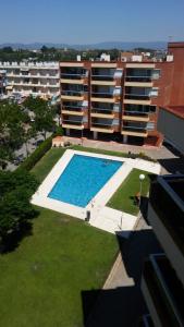 una vista aérea de una piscina frente a los edificios en Apartamentos Alquihouse Vilafortuny, en Cambrils