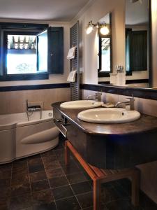 Ванна кімната в La Casetta Sicilian Cottage