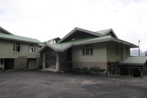 SosingVamoose Gomethang Homestay的一栋前面有车道的房子