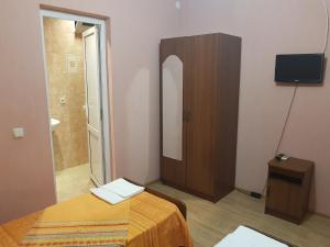 um quarto com uma cama, um espelho e um armário em Samida em Novy Afon