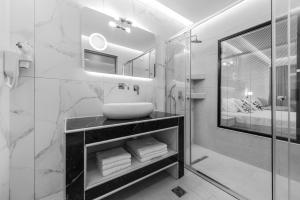 Ένα μπάνιο στο Mandala Seafront Suites