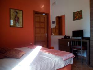 ArnesanoにあるCasa te la Bradamanteのベッドルーム1室(ベッド1台、デスク、椅子付)