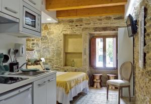 a kitchen with a bed and a sink in a room at Numa Rúa Travesa in Santiago de Compostela