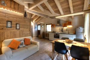 a living room with a couch and a table at Appartamento Mirtillo in Pré-Saint-Didier