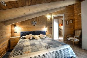 a bedroom with a large bed with wooden walls at Appartamento Mirtillo - CIR 0045 in Pré-Saint-Didier