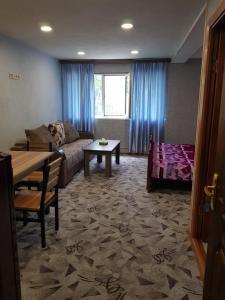 塞凡Jrahars Resort的带沙发和桌子的客厅