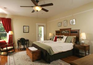 מיטה או מיטות בחדר ב-Seven Oaks Inn Bed and Breakfast