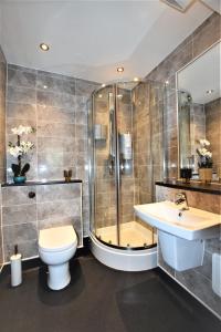 La salle de bains est pourvue d'une douche, de toilettes et d'un lavabo. dans l'établissement Berkeley Square Pads, à Bristol